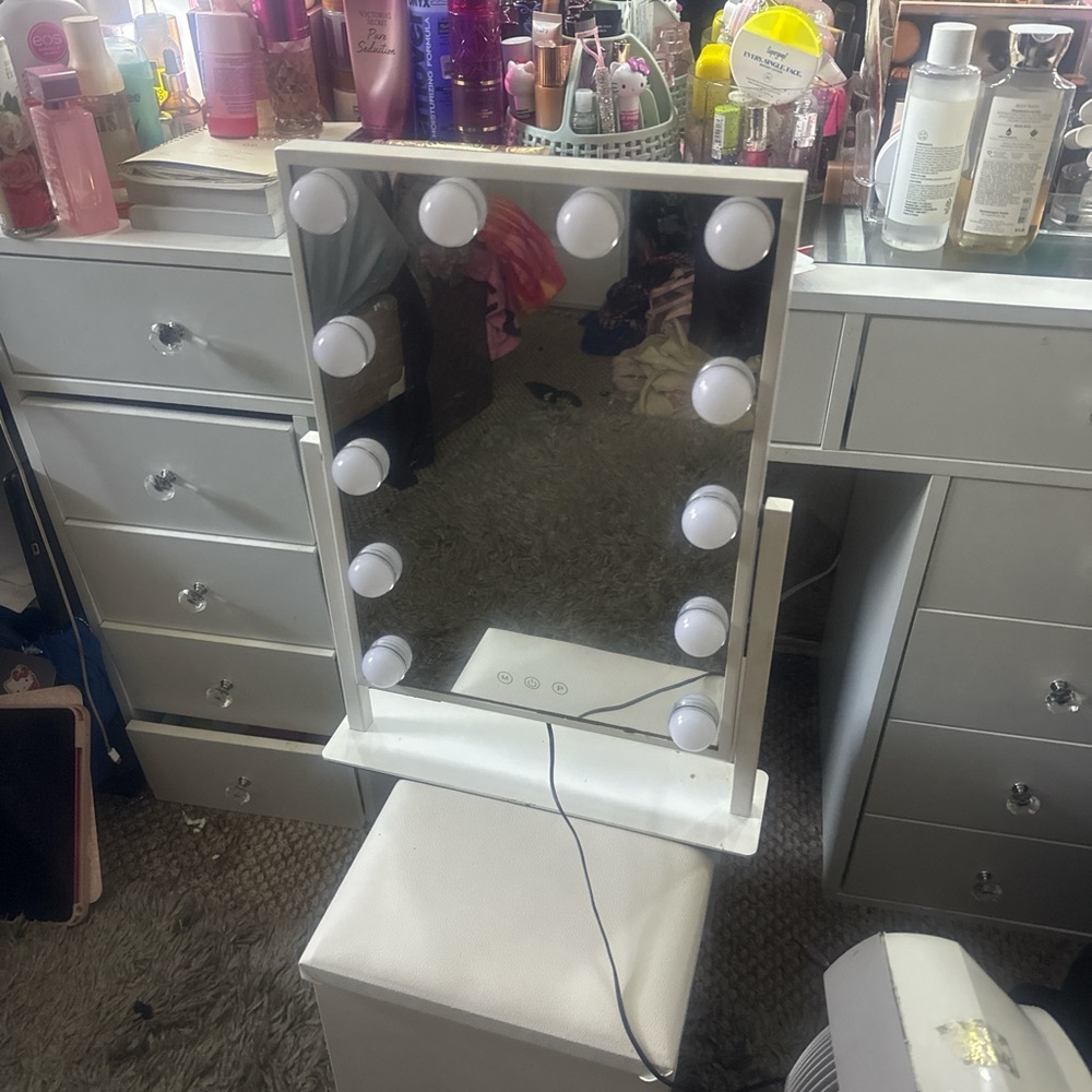 Mirror Palais Vanity Mirror with Lights - White